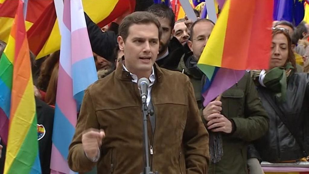 Albert Rivera, rodeado de banderas arcoíris en la manifestación de Colón que compartió con PP y Vox