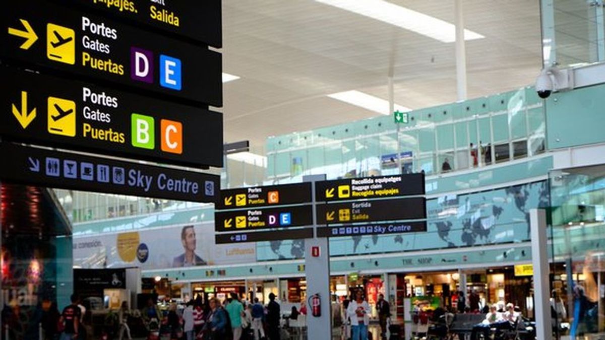 Detenidos dos ladrones por robar una maleta valorada en 237.000 euros en el aeropuerto de Barcelona Detenidos dos ladrones por robar una maleta valorada en 237.000 euros en el aeropuerto de Barcelona