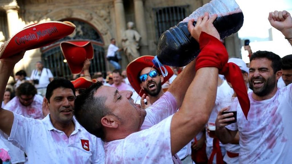 Pamplona se tiñe de rojo: las imágenes del chupinazo que abre San Fermín