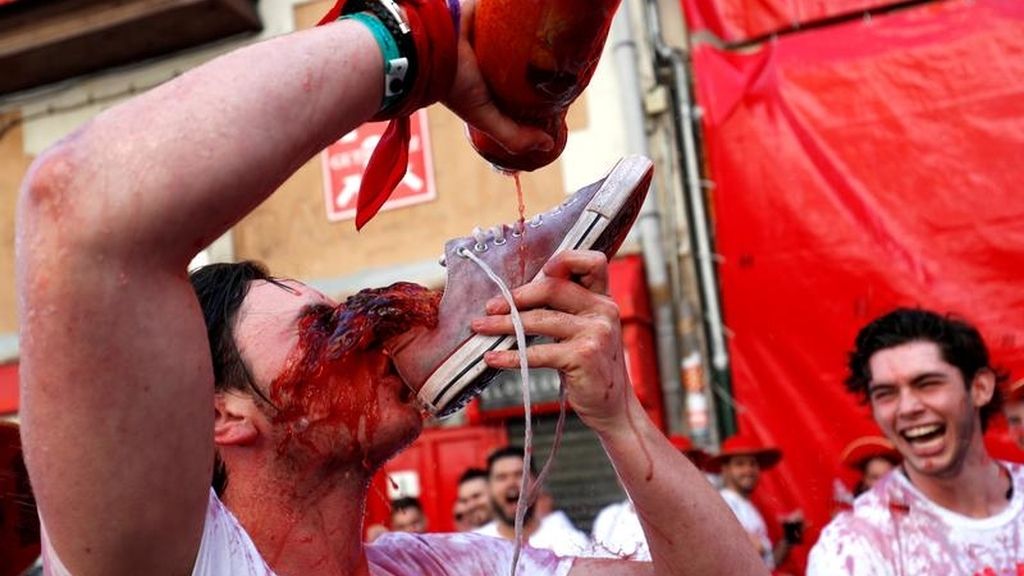 Pamplona se tiñe de rojo: las imágenes del chupinazo que abre San Fermín