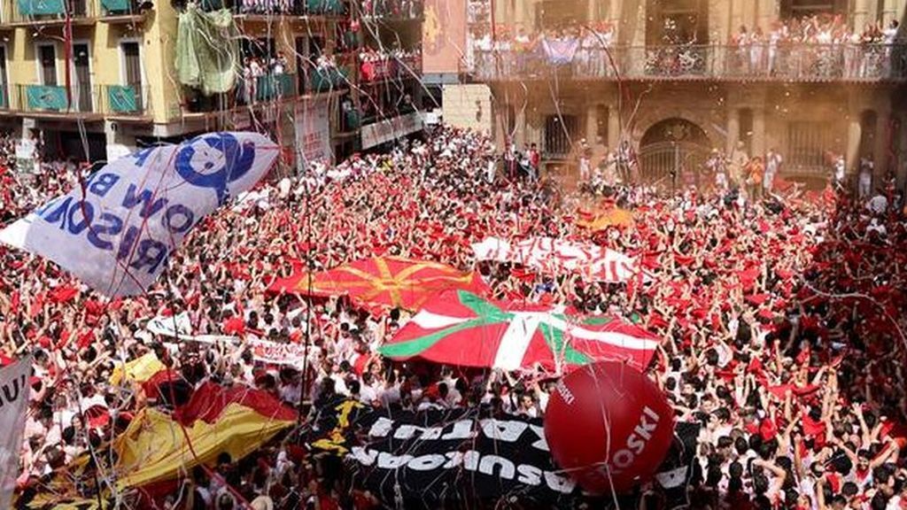 Tensión en el ayuntamiento de Pamplona por la exhibición de una ikurriña durante el chupinazo