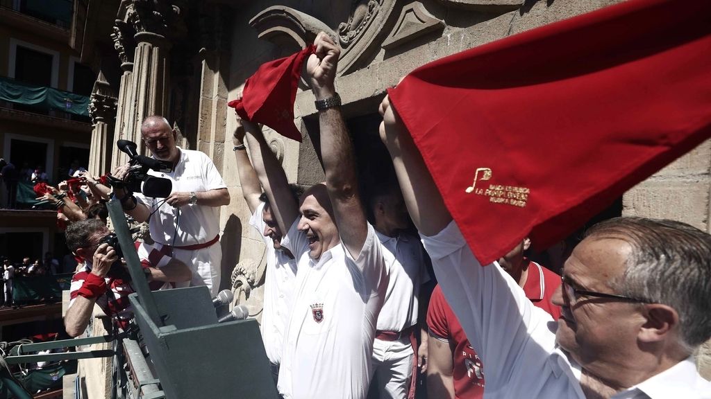 Pamplona se tiñe de rojo: las imágenes del chupinazo que abre San Fermín