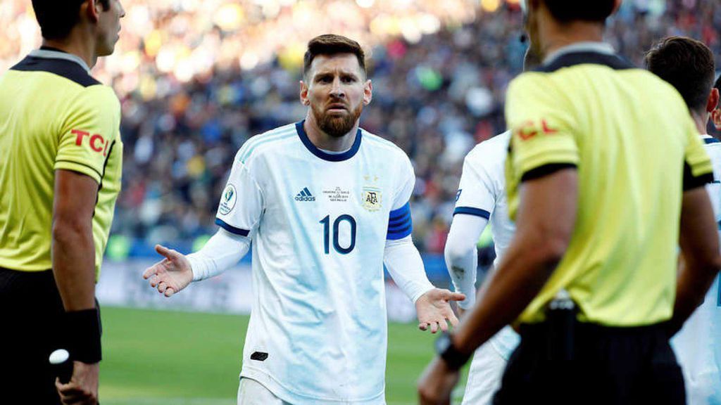 Todas las imágenes de la expulsión de Messi: Del manotazo del argentino, a los pechazos de Medel