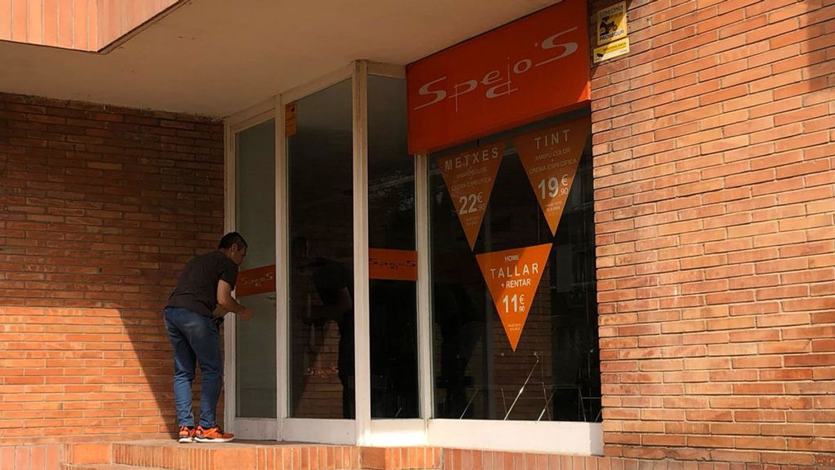 Un hombre muere tras un tiroteo en una peluquería de Barcelona Un hombre muere tras un tiroteo en una peluquería de Barcelona
