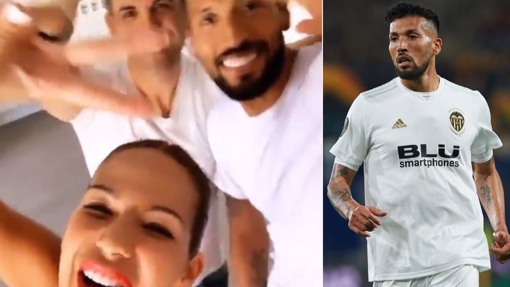 Garay se apunta al 'Orgullo' junto a Tamara Gorro: El futbolista disfruta en Madrid en la carroza de la Liga Iberdrola Garay se apunta al 'Orgullo' junto a Tamara Gorro: El futbolista disfruta en Madrid en la carroza de la Liga Iberdrola