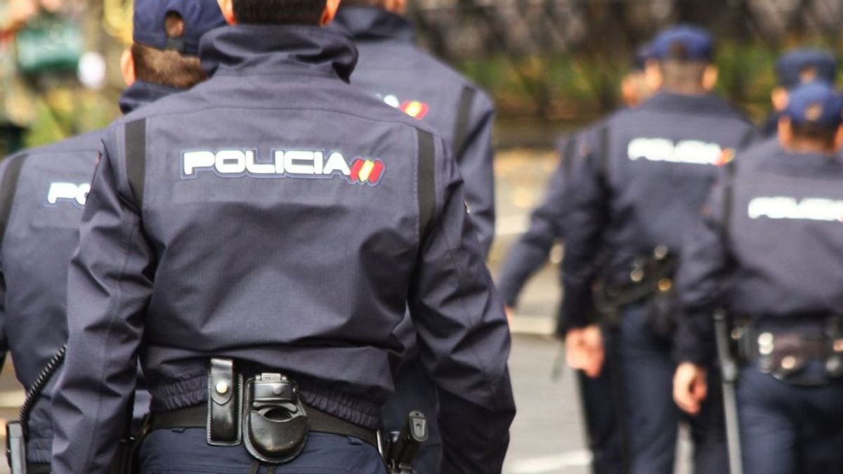 Cuatro policías nacionales salvaron a un joven atrapado en un incendio en Madrid