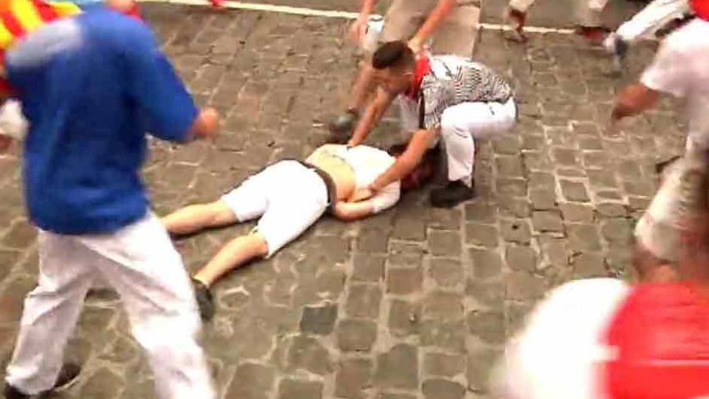 Momentos de tensión cuando un corredor queda inconsciente en el suelo en el primer encierro de San Fermín