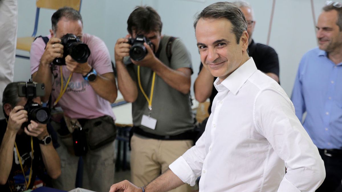 El líder conservador Kyriakos Mitsotakis deposita su voto El líder conservador Kyriakos Mitsotakis deposita su voto