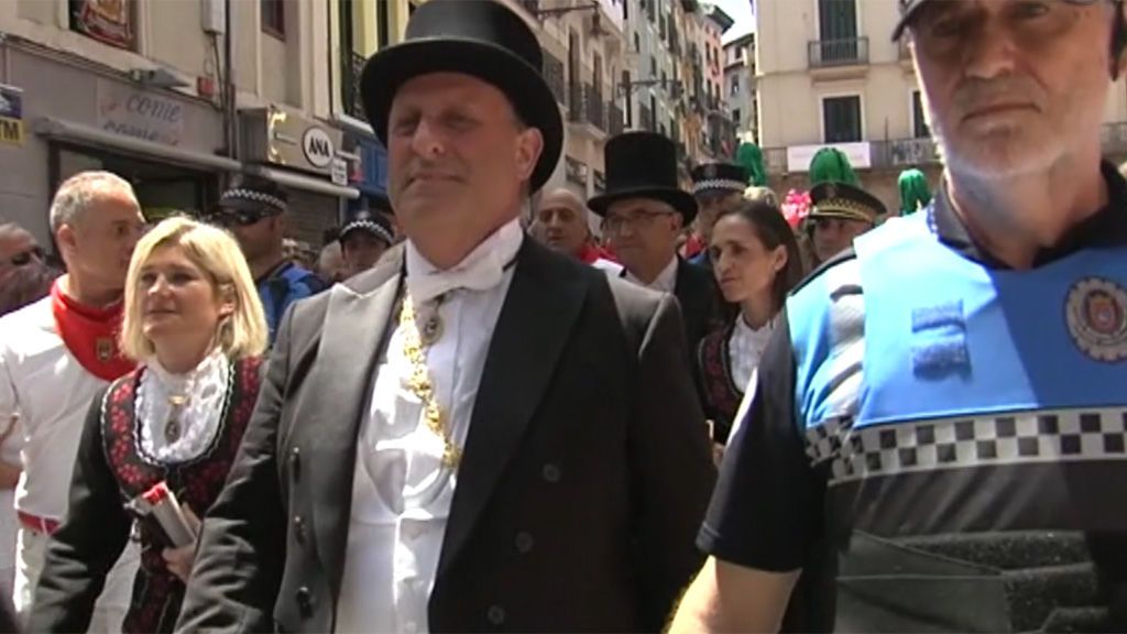 Abucheos al alcalde de Pamplona