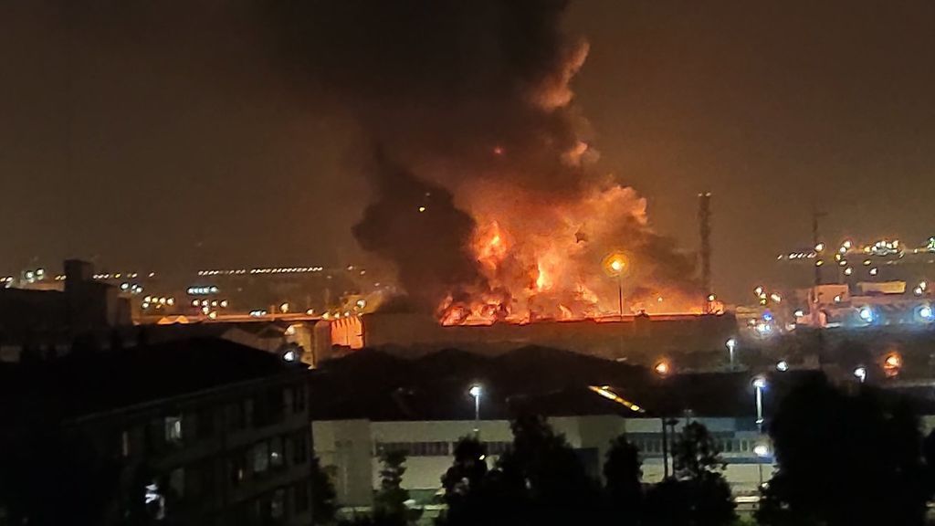 Alerta química en Tarragona por el incendio en una nave industrial Alerta química en Tarragona por el incendio en una nave industrial