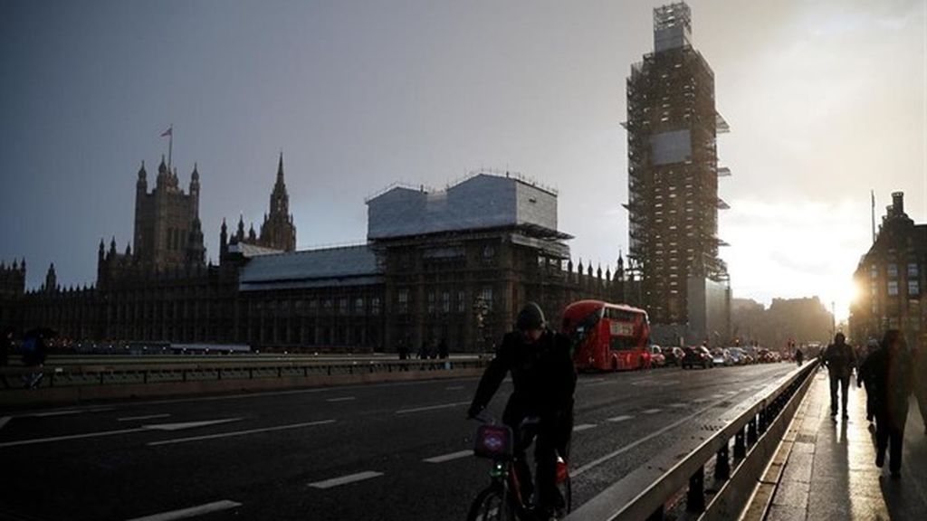 Un barco turístico choca contra uno de los pilares del puente de Westminster, que ha sido cerrado temporalmente Un barco turístico choca contra uno de los pilares del puente de Westminster, que ha sido cerrado temporalmente