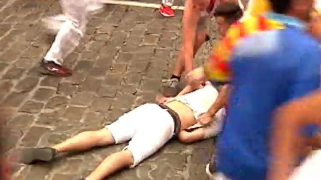 Cuatro Al Día graba el momento de tensión durante el primer encierro de San Fermín: un corredor queda inconsciente en el suelo