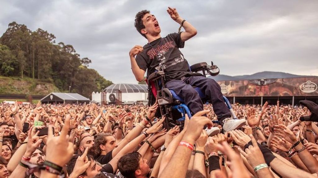 La solidaria acción del público del Resurrection Fest con un joven en silla de ruedas