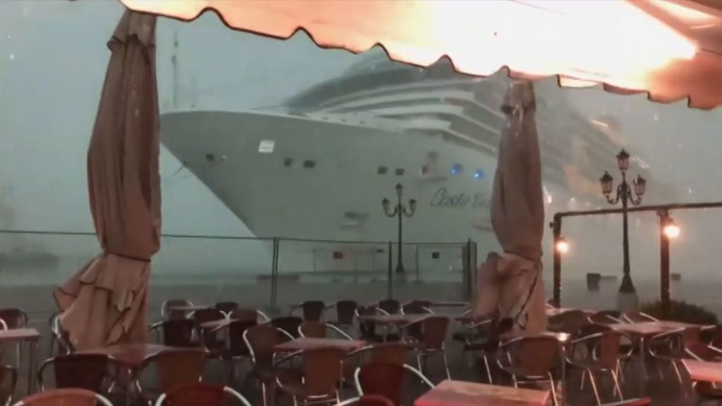 Un crucero sin control vuelve a sembrar el pánico en Venecia
