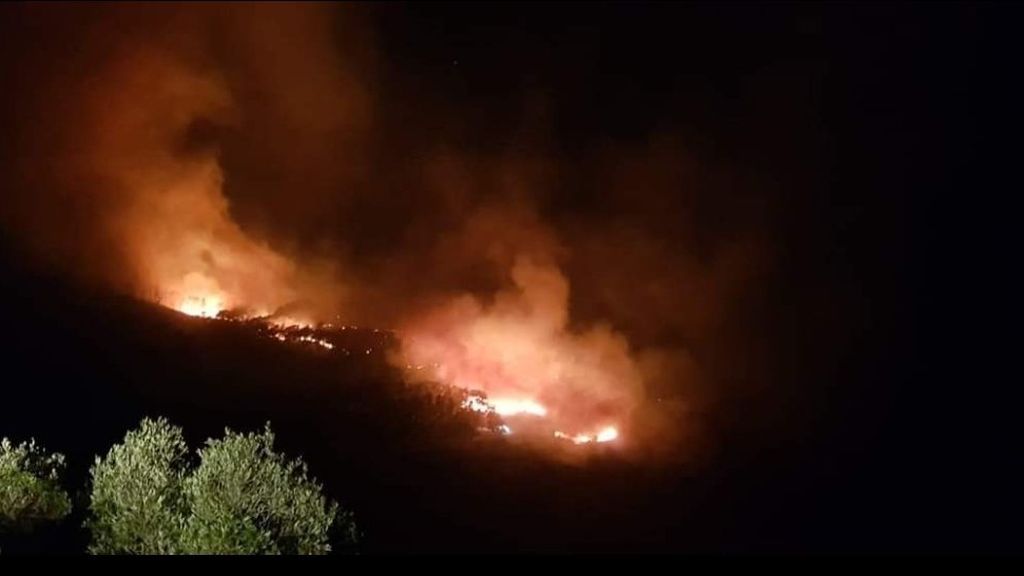 Un incendio forestal en Ceuta obliga a desalojar un centro de menores y varios chalets Un incendio forestal en Ceuta obliga a desalojar un centro de menores y varios chalets