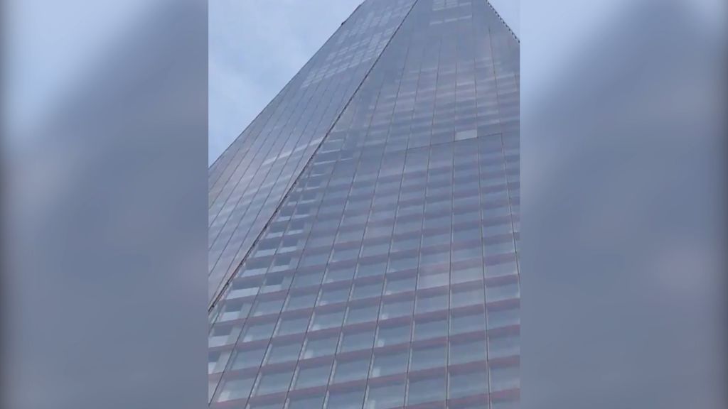 Un hombre escala sin cuerda un rascacielos en Londres