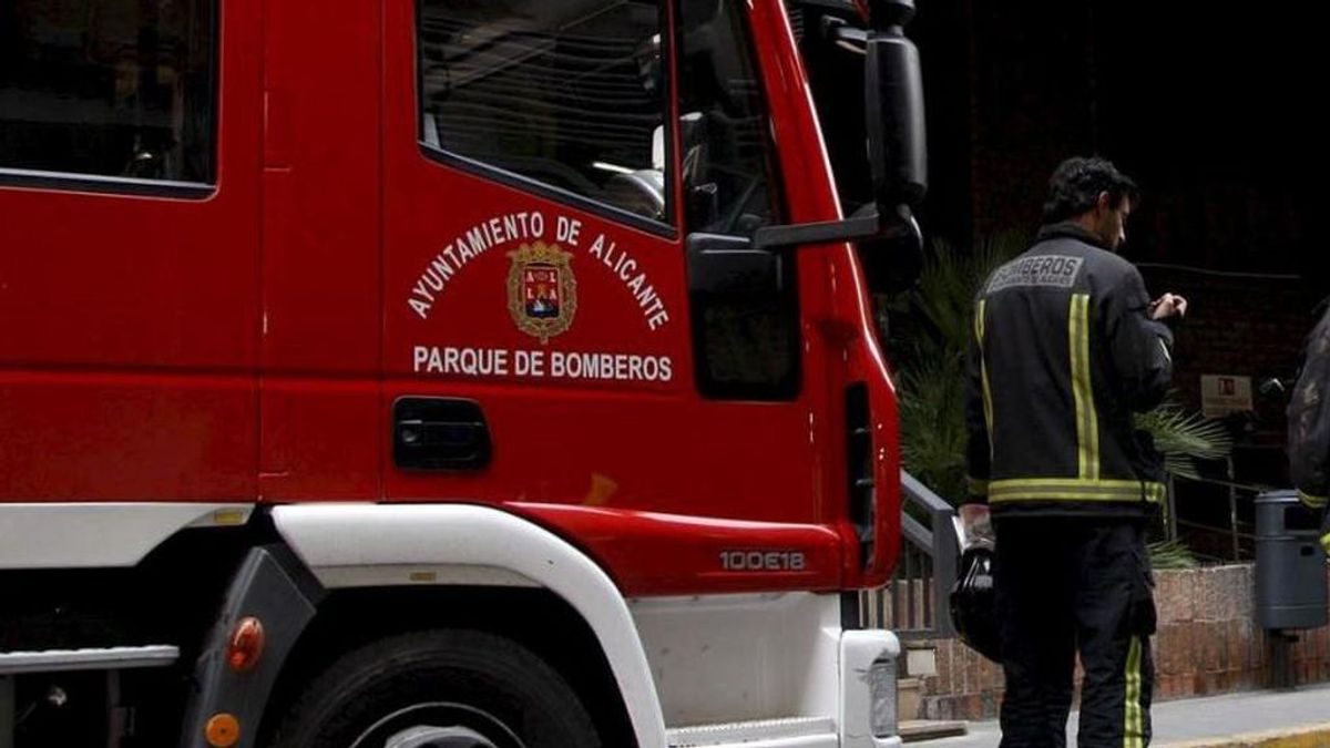 Los bomberos de Alicante rescatan a un niño de 8 años que cayó a una zanja de 50 centímetros de profundidad