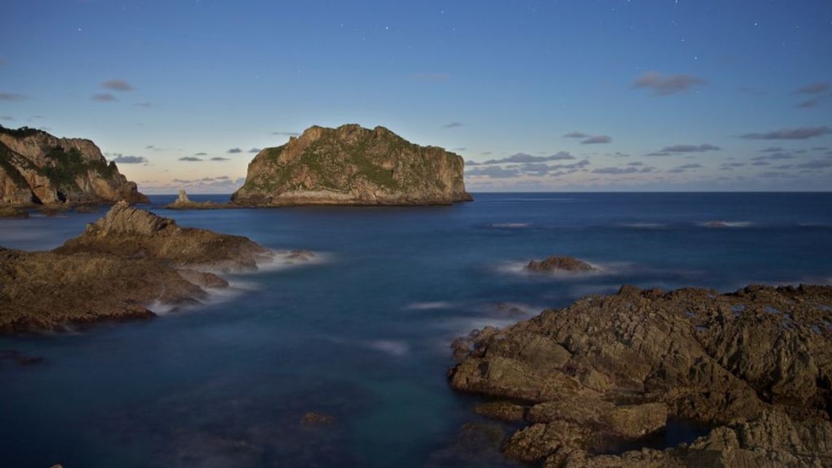 Rescatada una familia que quedó enriscada en unas rocas a 500 metros de la playa del Oso, en Asturias