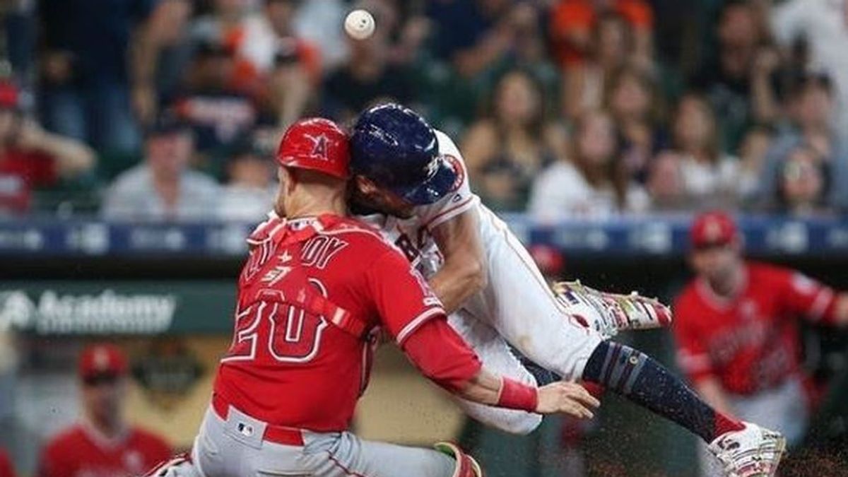 El brutal choque entre dos jugadores de béisbol que mandó al cácher al hospital