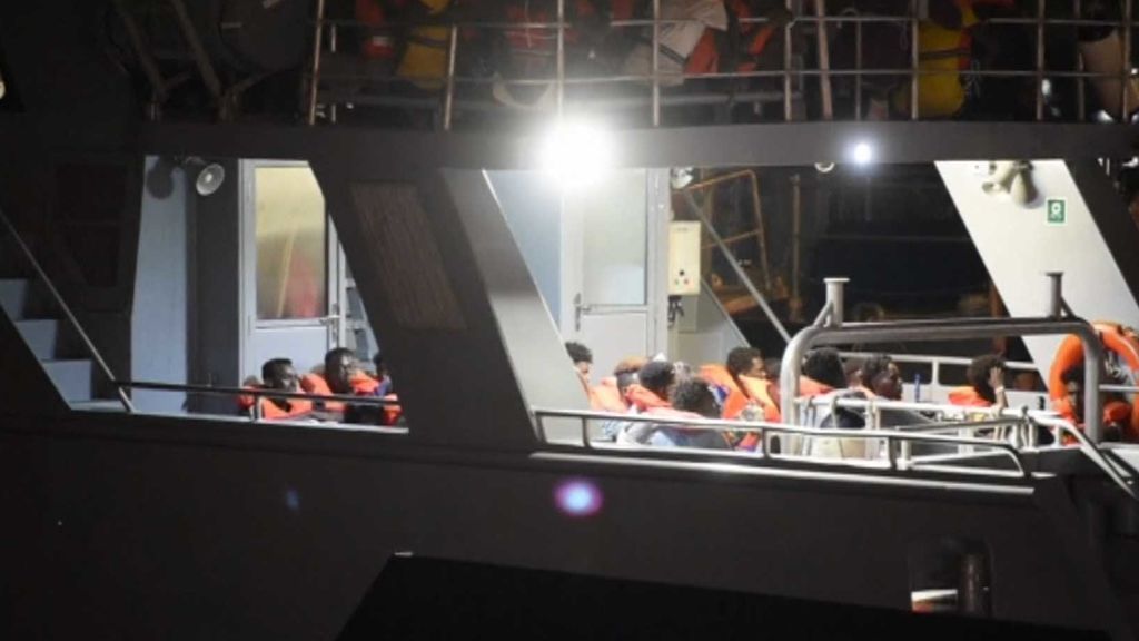 Llegan a Malta los 65 inmigrantes a bordo del buque de rescate Alan Kurdi tras ser rechazados por Salvini