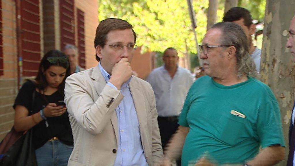 Martínez-Almeida durante su visita al distrito de Usera de Madrid