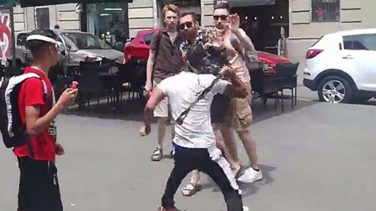 Unos ladrones se enfrentan a los turistas a los que acaban de robar en el Raval de Barcelona