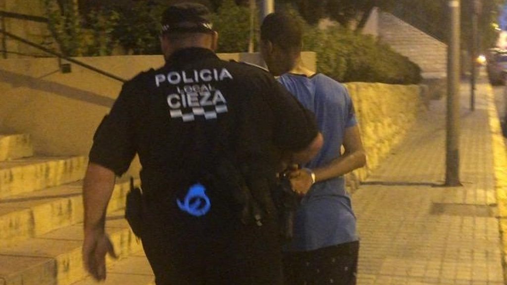 Detenido tras una pelea a sillazos y enfrentarse a la policía en Murcia Detenido tras una pelea a sillazos y enfrentarse a la policía en Murcia
