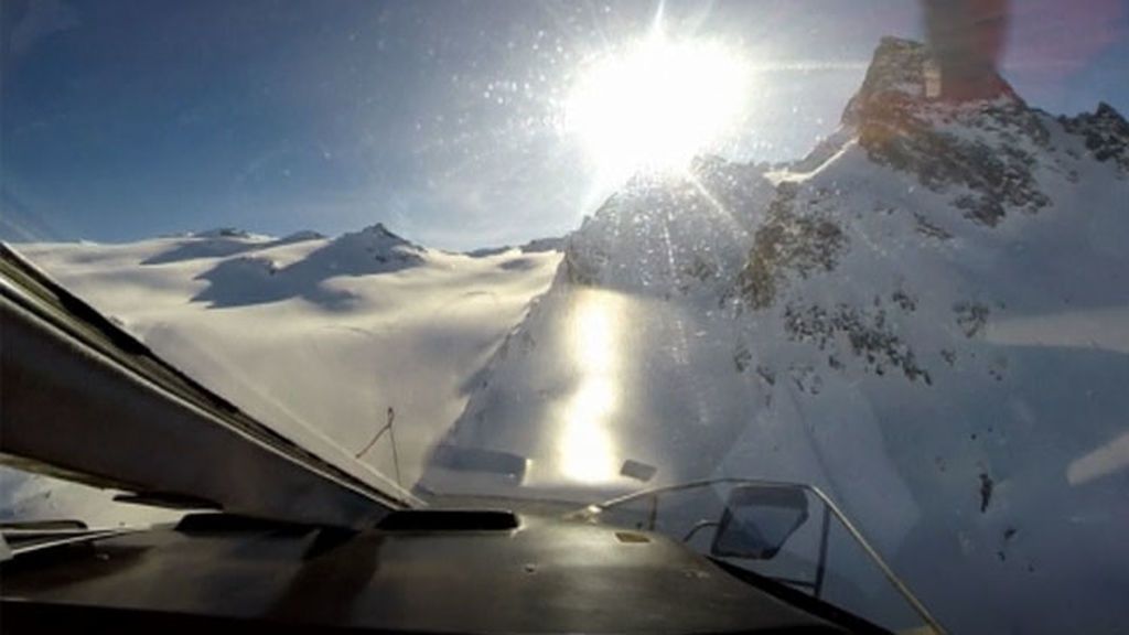 Brutal choque entre un helicóptero y una avioneta en mitad de los Alpes