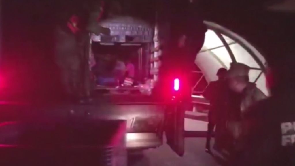 Rescatan a 51 migrantes hacinados en un camión en México