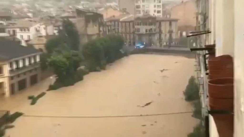 Muere un hombre arrastrado por el agua en su coche en Navarra a causa de las lluvias torrenciales