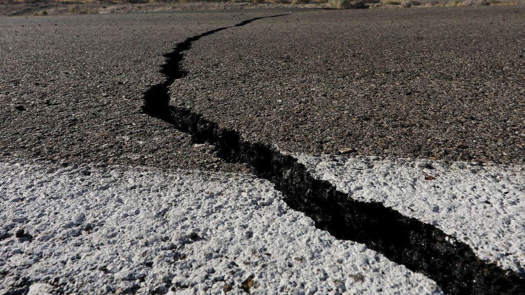 El terremoto de California provoca una grieta en el suelo visible desde