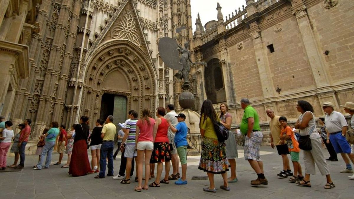 Las aglomeraciones de turistas en Sevilla provocan auténticos tapones en la ciudad