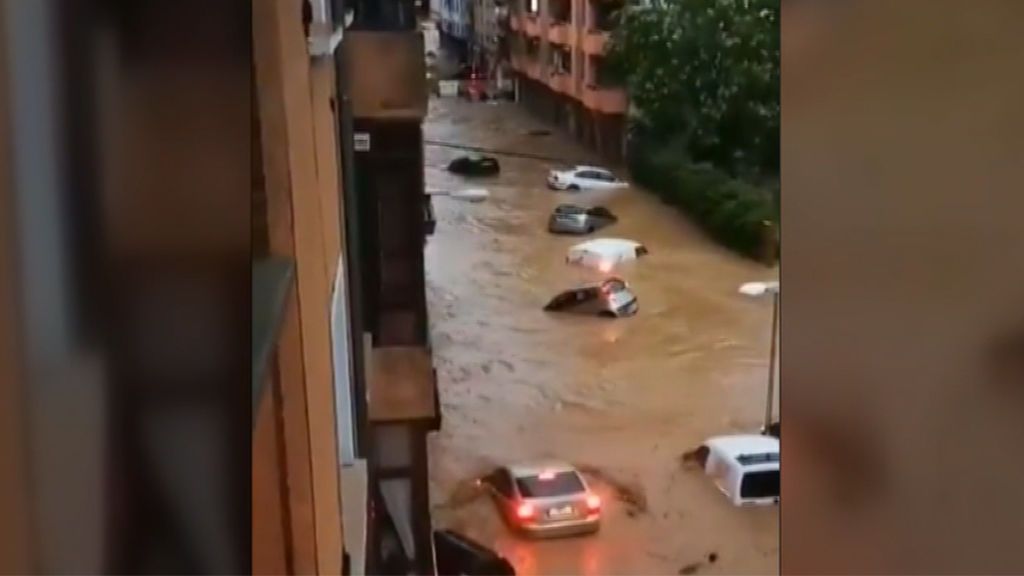 Coches flotando y tramos de carretera arrancados por la riada: así se vivió la tormenta en Navarra