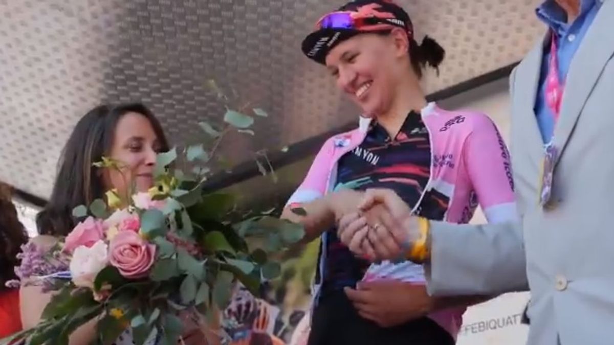 El interminable apretón de manos de la líder Niewiadoma en el Giro de Italia Femenino