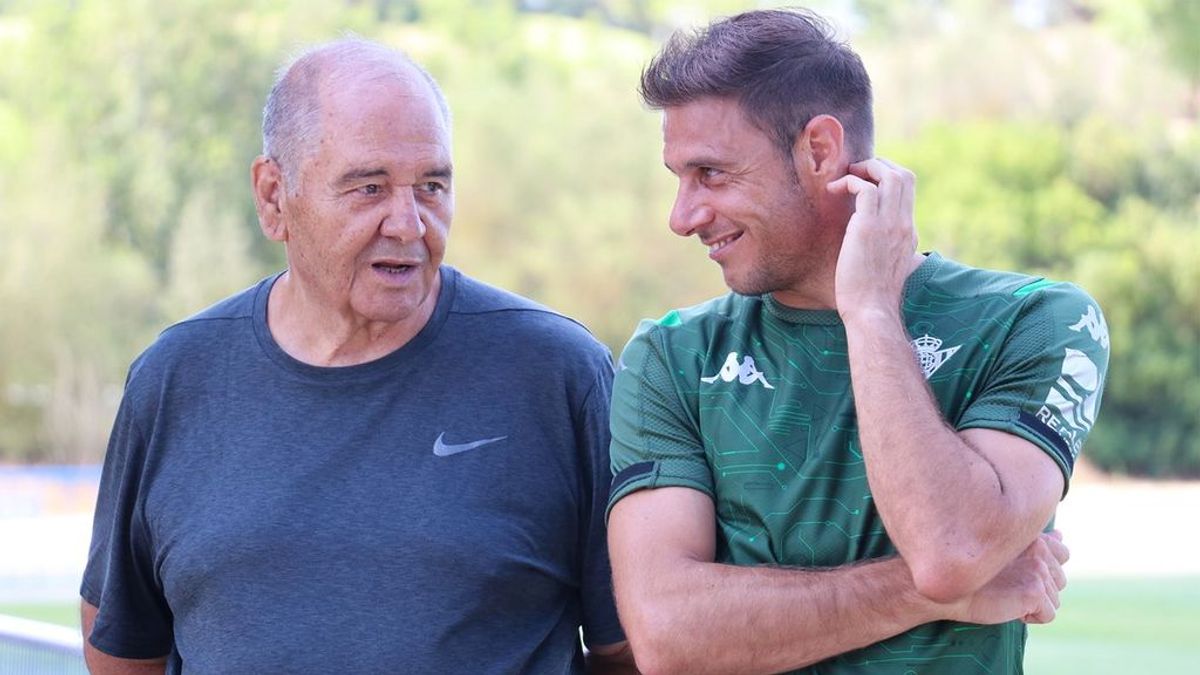 Joaquín recibe una visita de su padre en la pretemporada del Betis: "Cuando la persona que más admiras viene a verte" Joaquín recibe una visita de su padre en la pretemporada del Betis: "Cuando la persona que más admiras viene a verte"