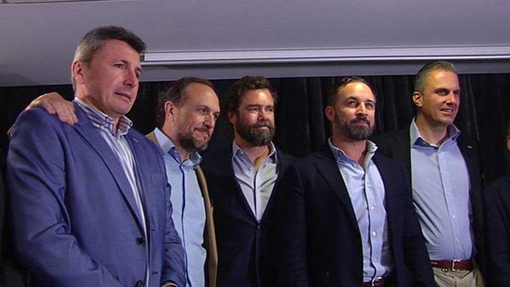 Abascal exige una reunión con Casado y Rivera para desbloquear los gobiernos de Madrid y Murcia Abascal exige una reunión con Casado y Rivera para desbloquear los gobiernos de Madrid y Murcia
