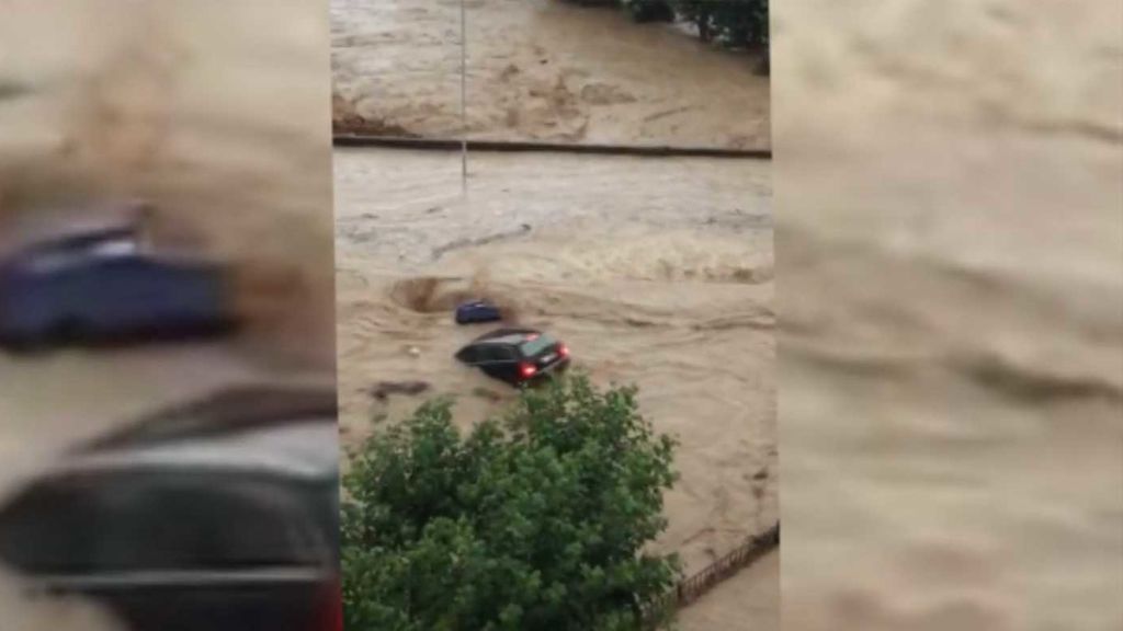 El agua invade Tafalla como si de un tsunami se tratara