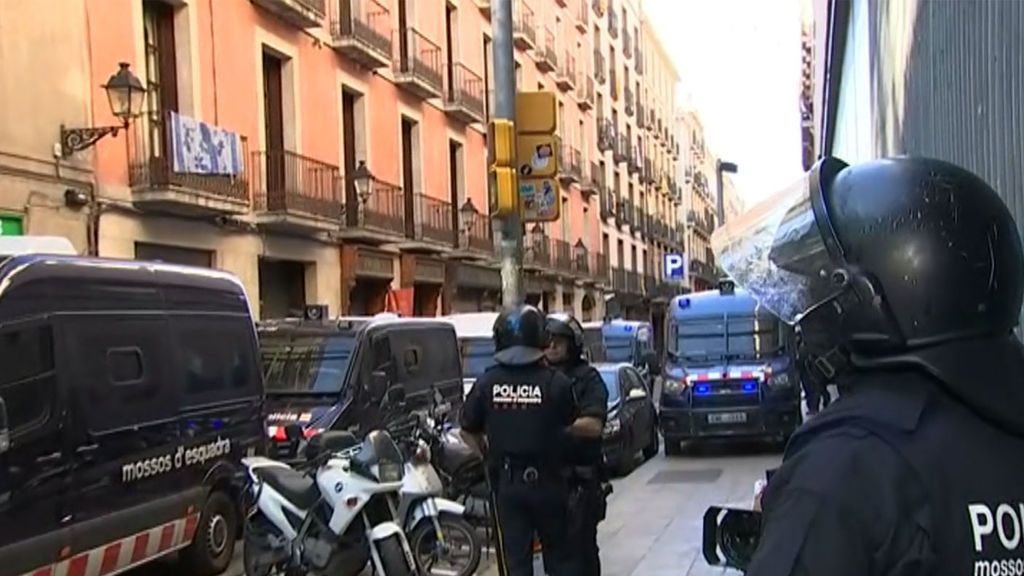 Los Mossos desalojan un bloque de 22 viviendas en el Raval de Barcelona