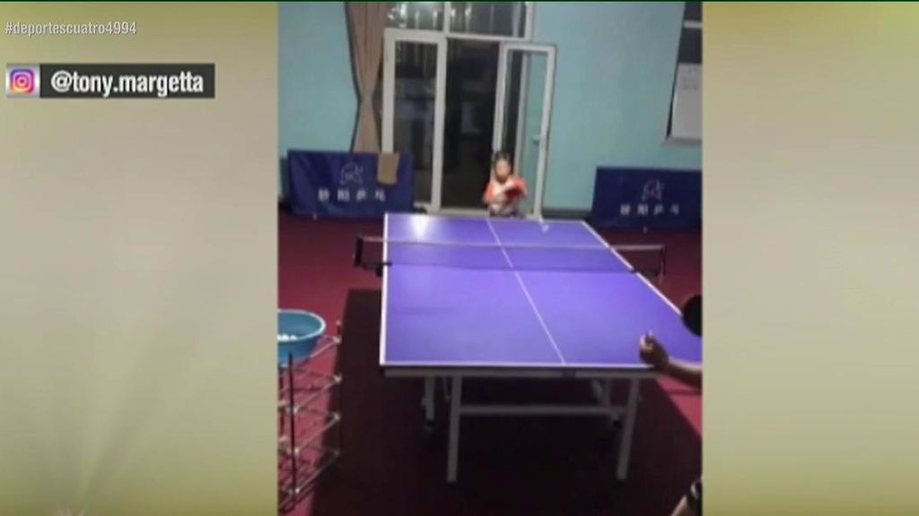 Qué manera de jugar: Las habilidades de una niña practicando ping pong que asombra en las redes
