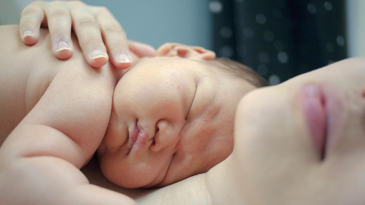 Un recién nacido viene al mundo después que su madre recibiese un trasplante de útero