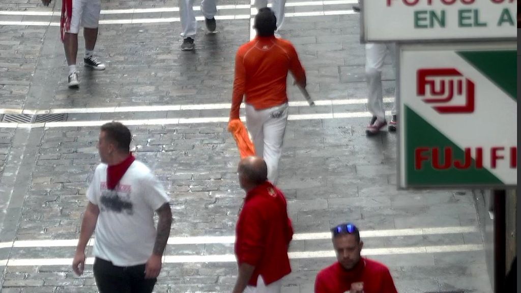 Multado con 1.000 euros el corredor que agarró el asta de un toro durante un encierro de San Fermín Multado con 1.000 euros el corredor que agarró el asta de un toro durante un encierro de San Fermín