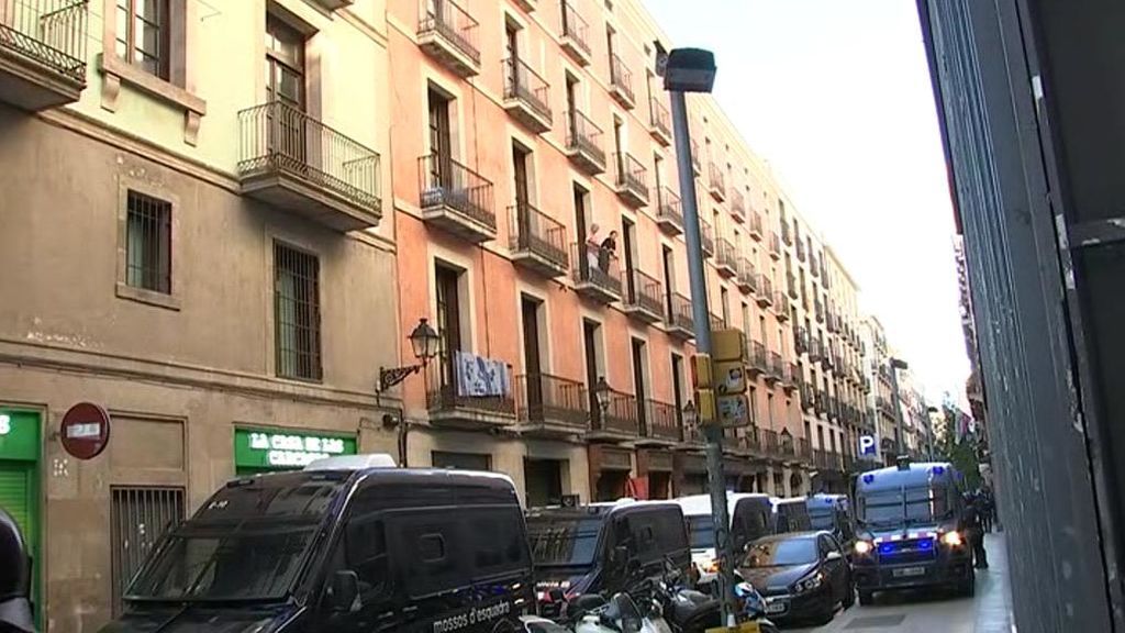 Desahucio de okupas de un edificio de  El Raval en Barcelona