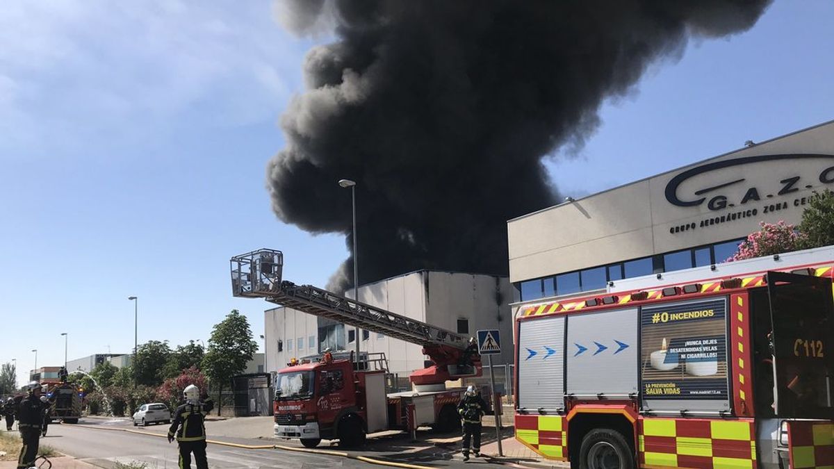 Un incendio en una fábrica de Fuenlabrada obliga a desalojar la zona del polígono de La Cantueña