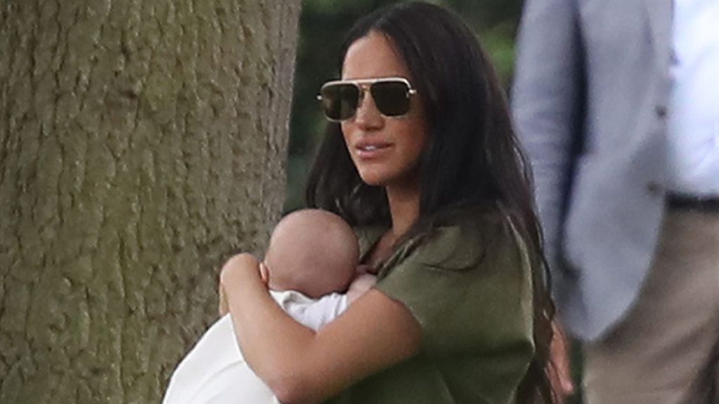 Meghan Markle reaparece en público con su hijo Archie en brazos y le llueven las críticas: "No tiene ni idea de sujetar a un bebé"