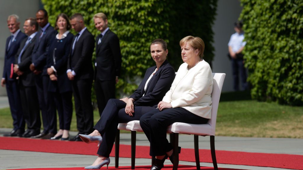 Angela Merkel se sienta durante el himno alemán para acabar con los temblores de las últimas semanas