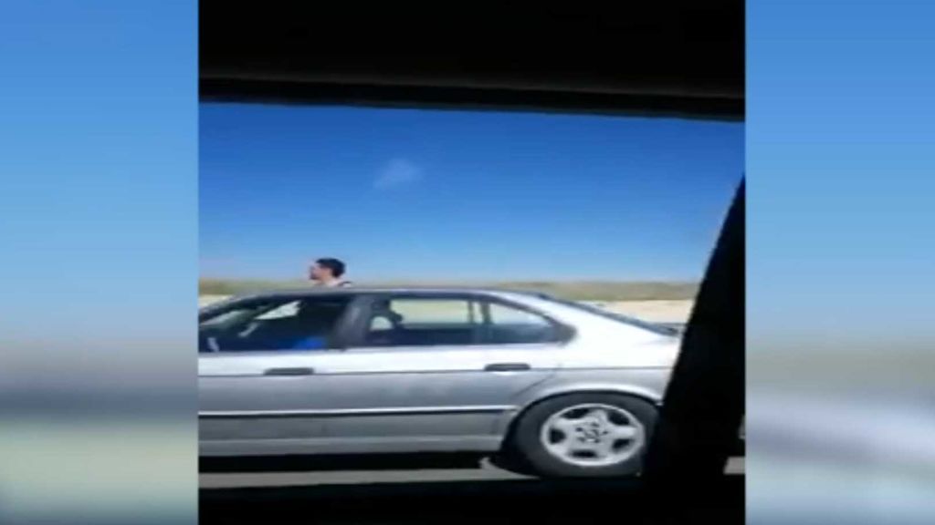 Pillado viajando en coche con el cuerpo fuera de la ventanilla por una autovía en Segovia
