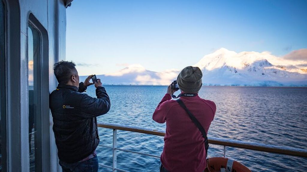 Intrepid-Travel-Peregrine-Adventures-Antarctica_passengers_Ocean-Endeavour_051