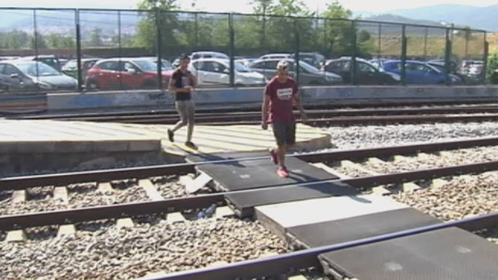 Tras la muerte del joven atropellado por un tren, los peatones siguen cruzando por el paso no habilitado en la estación de Mollet de Vallès