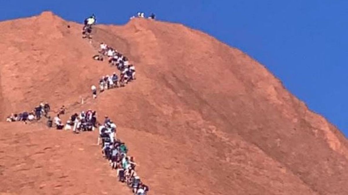 Los turistas invaden el monte Uluru, la montaña sagrada de los aborígenes australianos