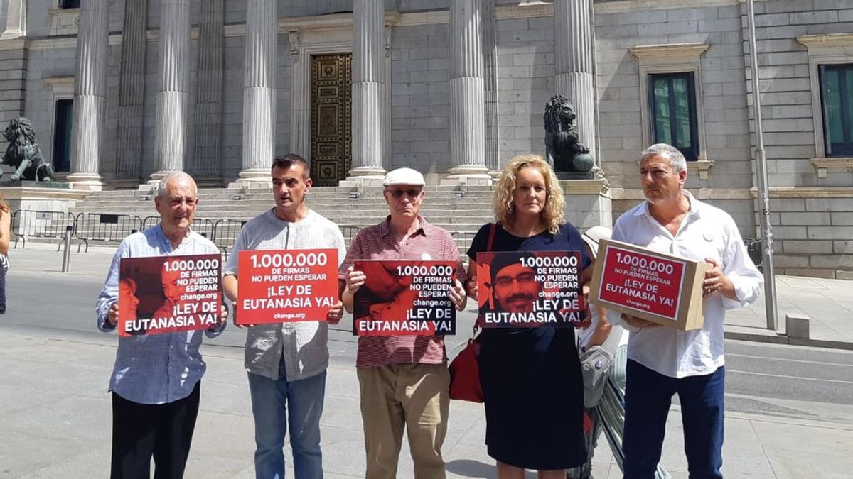 Presentan un millón de firmas en el Congreso para despenalizar la eutanasia Presentan un millón de firmas en el Congreso para despenalizar la eutanasia